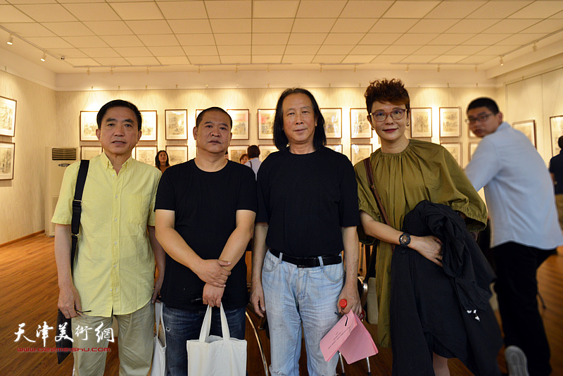 左起：王文元、宋世凯、周世麟、夏效刚在画展现场。
