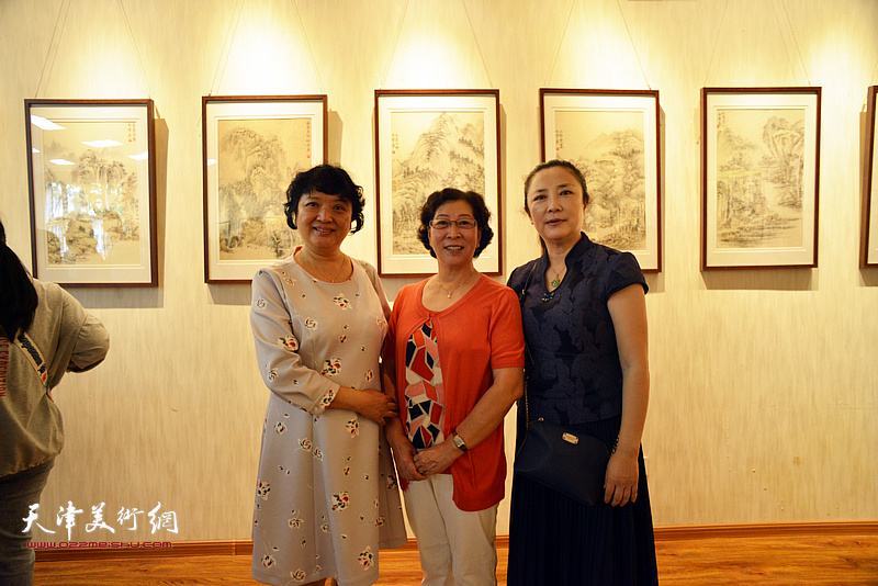 左起：王碧心、冯字锦、张素炎在画展现场。