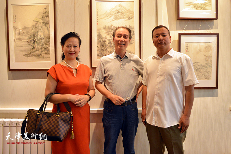 左起：李树芹、马竞、杨世宏在画展现场。