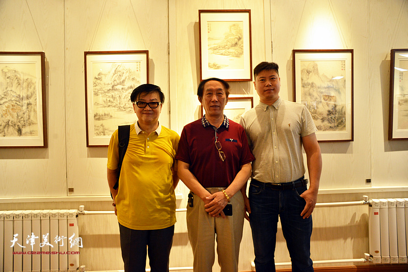 左起：霍洪天、李岳林、惠蓝图在画展现场。