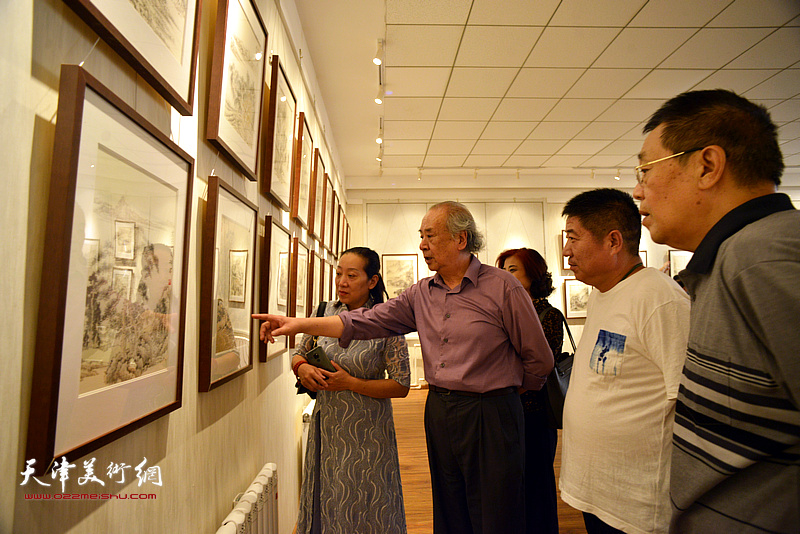 王振德在画展现场向喜爱书画艺术的观众讲解邢津画作。
