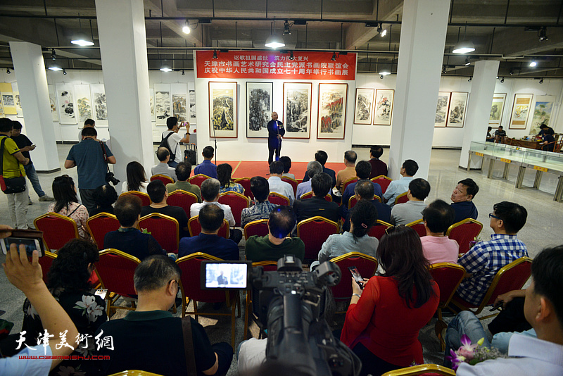 天津市书画艺术研究会民主党派书画院联谊会庆祝中华人民共和国成立七十周年书画展在和平区6号院艺术展厅开幕。