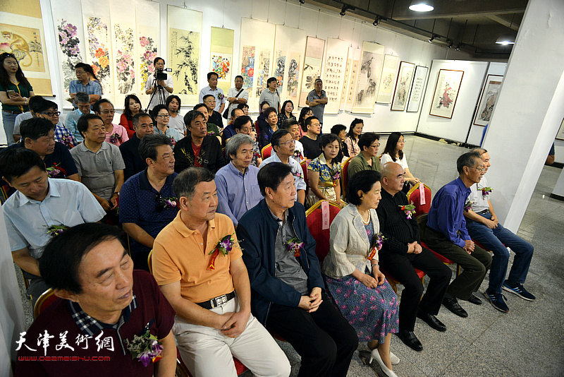 天津市书画艺术研究会民主党派书画院联谊会庆祝中华人民共和国成立七十周年书画展在和平区6号院艺术展厅开幕。