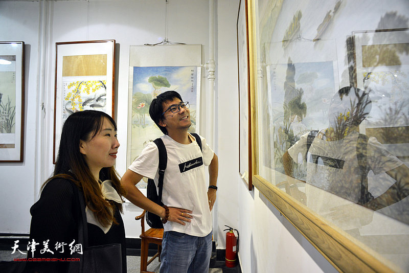 陈子君、张一辰在展览现场观看作品。