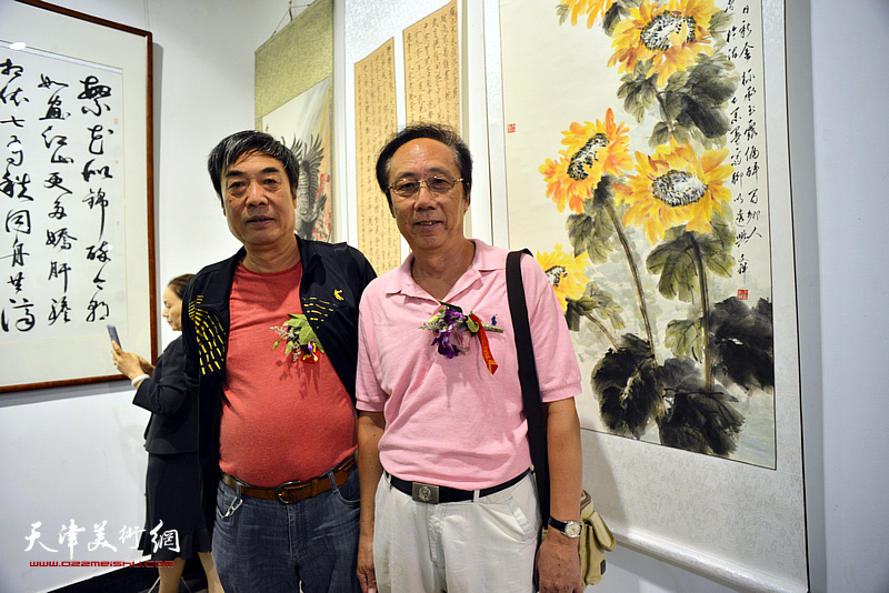 左起：杜晓光、李文祥在展览现场。