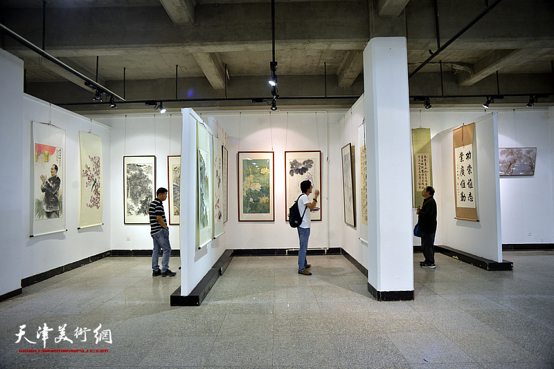 天津市书画艺术研究会民主党派书画院联谊会庆祝中华人民共和国成立七十周年书画展现场。