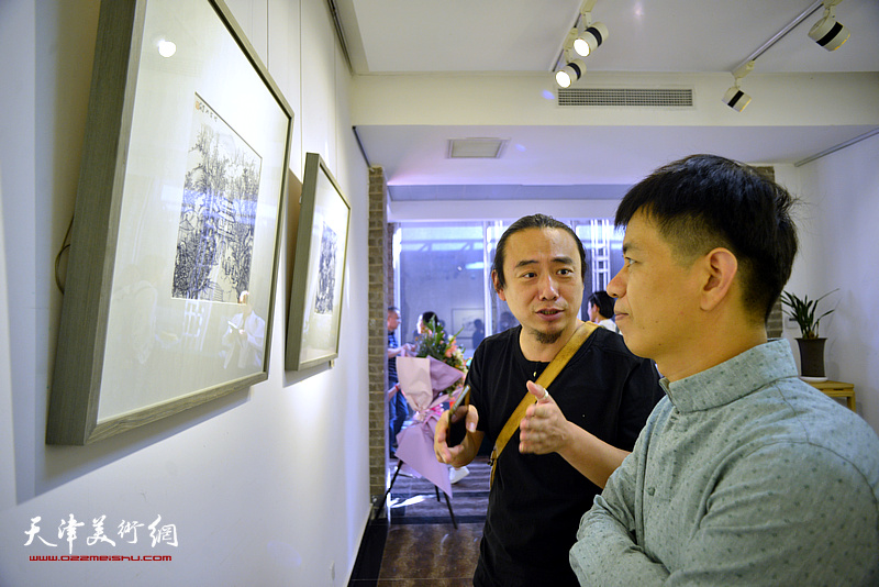 杨海涛在画展现场观看画作。