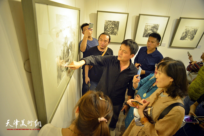 “三人行”范扬、何加林、贾广健作品展现场。