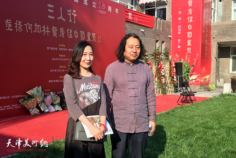 贾广健与学生主峰在画展现场。