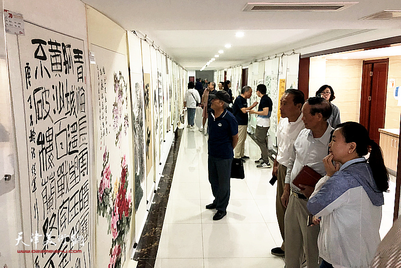 河西区退役军人庆祝新中国成立70周年书画展现场。