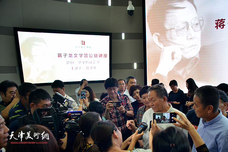 蒋子龙先生在活动现场与媒体记者交流。
