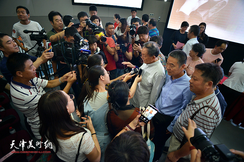 蒋子龙先生在活动现场与媒体记者交流。
