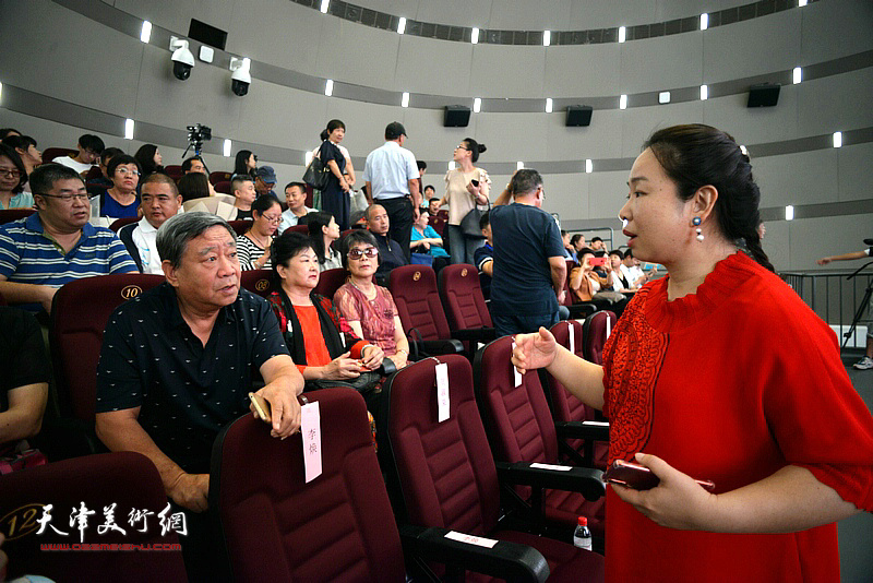 蒋子龙文学馆馆长孙娟女士在活动现场与读者交流。