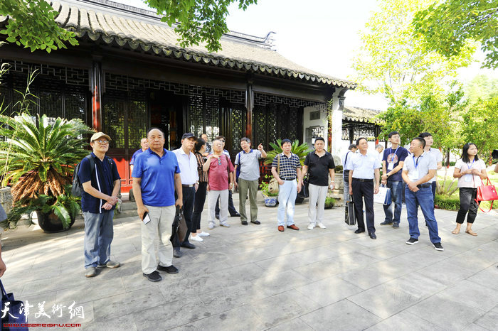 天津书画家们在苏州阳澄湖镇参观、交流。