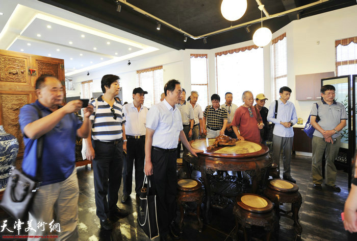 天津书画家们参观博物馆。