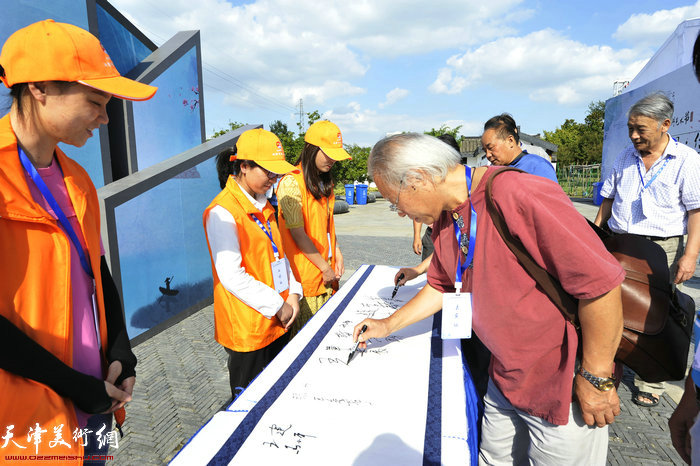 天津书画家们参加开幕式签到。