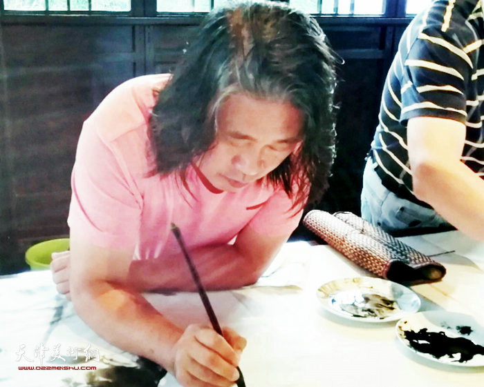 画家孙富泉在绘画创作。