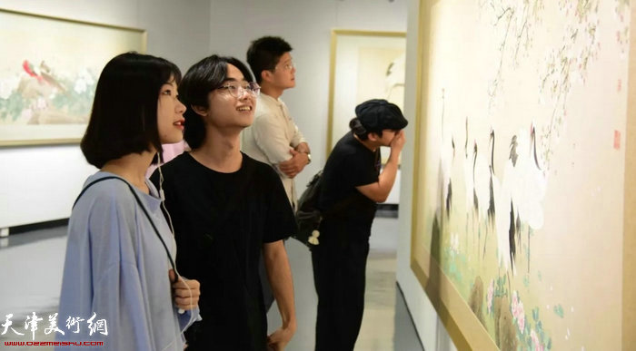 深圳大学师生在参观展览
