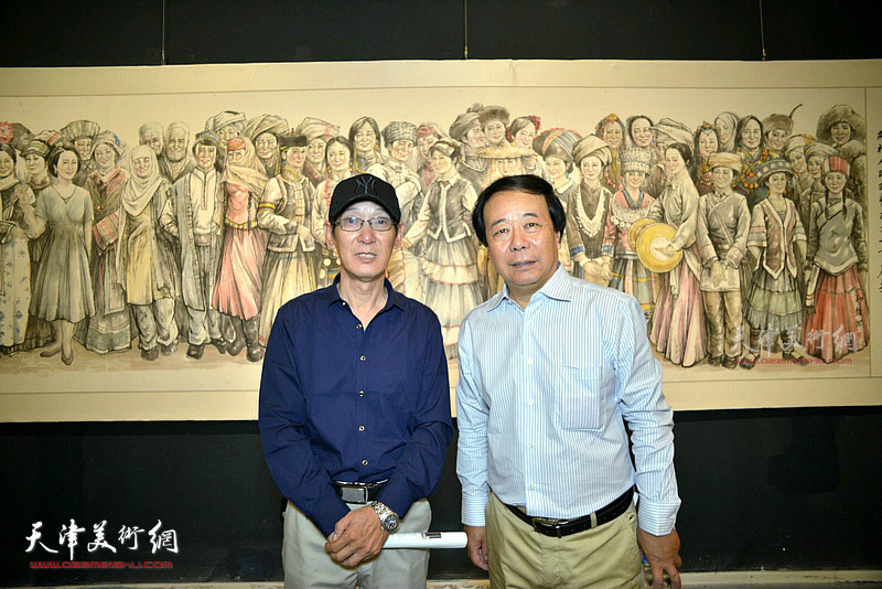 赵寅、王印强在学习用典书画展上。