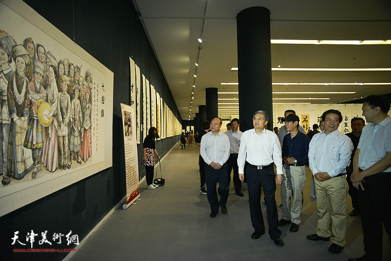 赵寅、王印强陪同姚志毅、唐瑞生观看展出的作品。