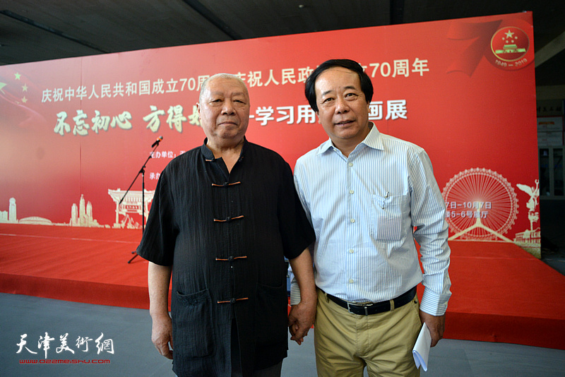 赵寅与李家尧在学习用典书画展现场。