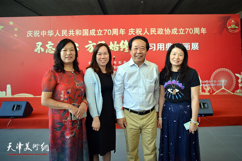 赵寅夫妇与专门从深圳前来观展的嘉宾在现场。
