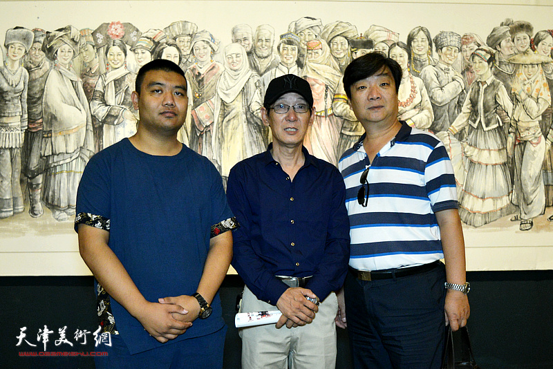 王印强与翟洪涛、王成功在学习用典书画展现场。