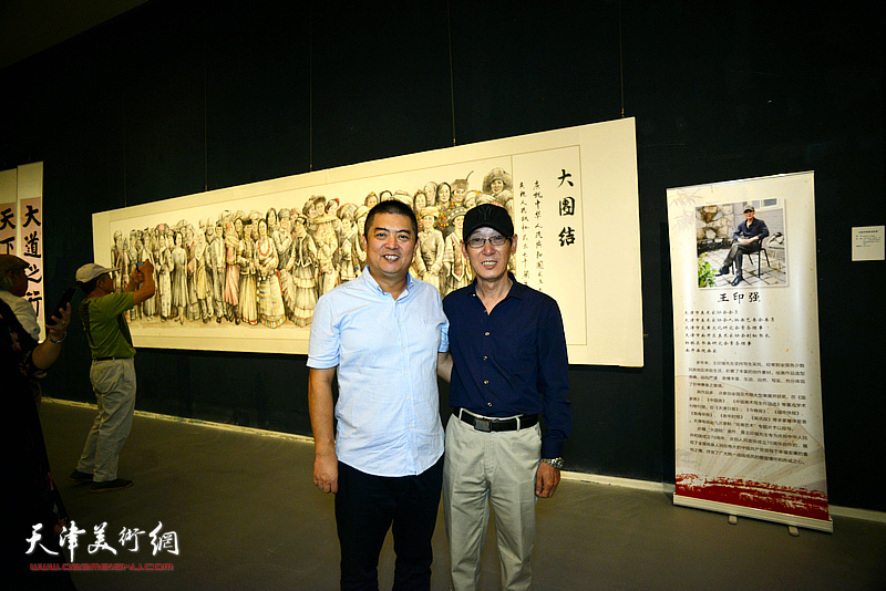 王印强与李军在学习用典书画展现场。
