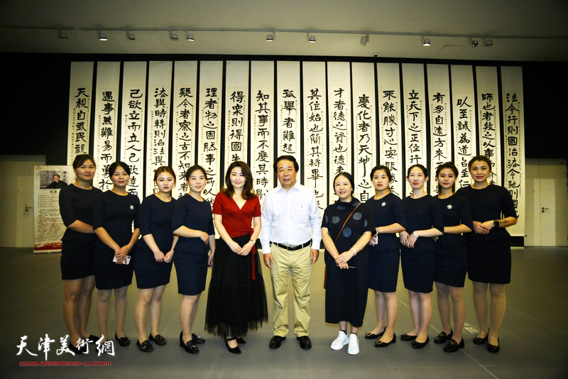 赵寅与和平区政协委员、致公党党员张文玲的团队在学习用典书画展现场。
