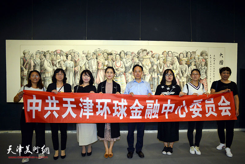 盈科天津党委书记、执行主任王世清与他的团队在学习用典书画展现场。