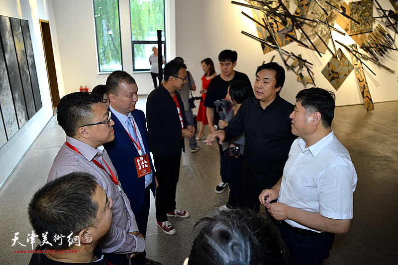 刘彤与中外艺术家在展览现场交流。