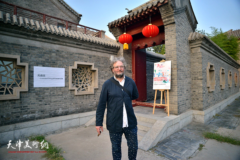 参展的西班牙艺术家多巴在第三届“艺术天津”展览现场