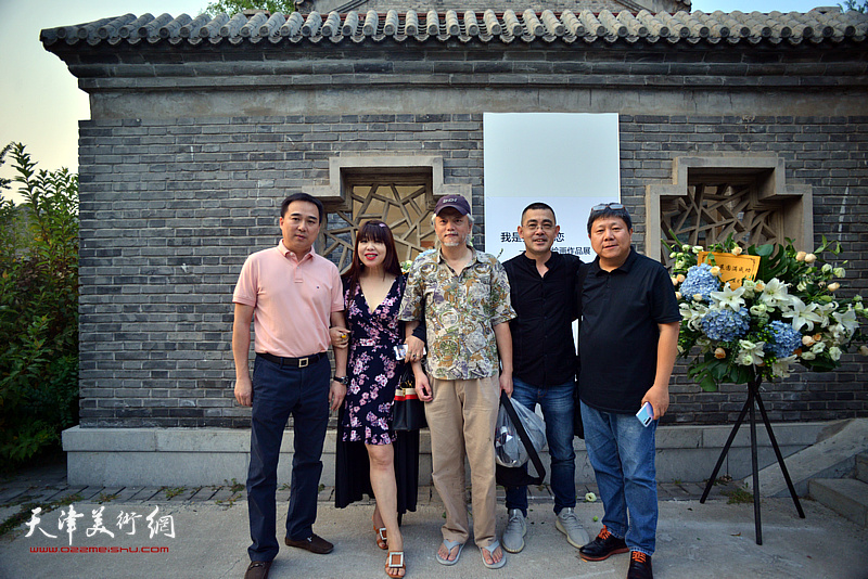 左起：陈軻、肖冰、马文起、刘东文、李维立在第三届“艺术天津”展览现场。