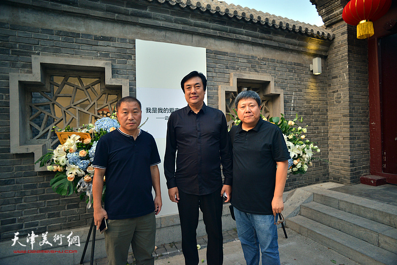左起：李云飞、李维立在第三届“艺术天津”展览现场。