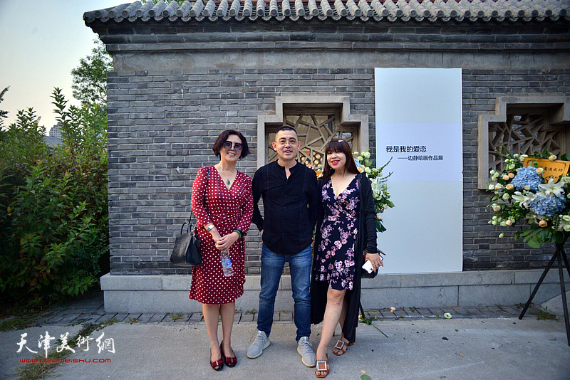 左起：王红、陈軻、肖冰在第三届“艺术天津”展览现场。