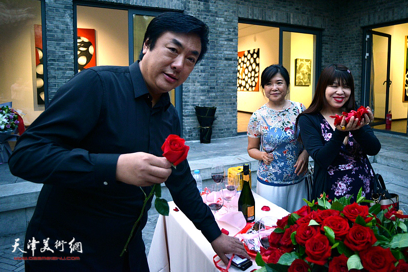 李云飞、肖冰在第三届“艺术天津”展览现场。