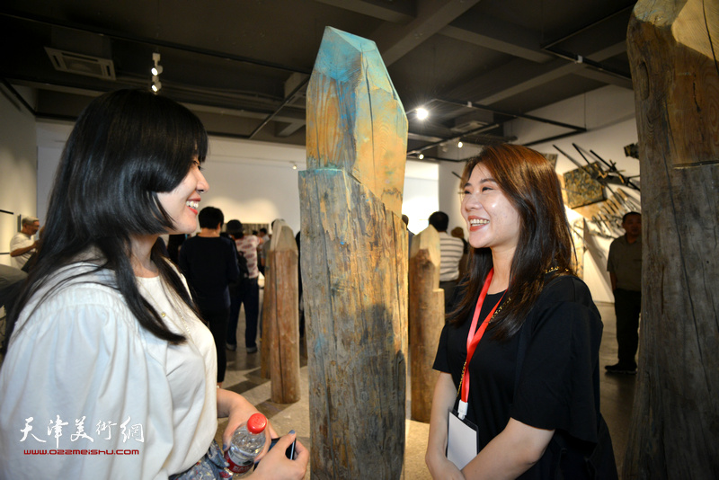 冷艺丹在第三届“艺术天津”展览现场。