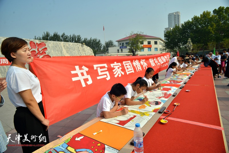 书画家创作“祝福祖国，同庆丰收”书画长卷现场。