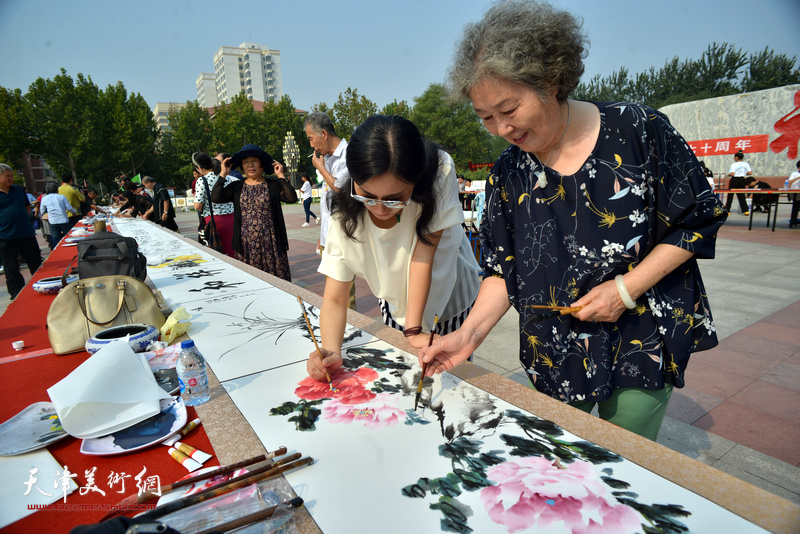 刘秀芝、李展燕在书画长卷创作现场。