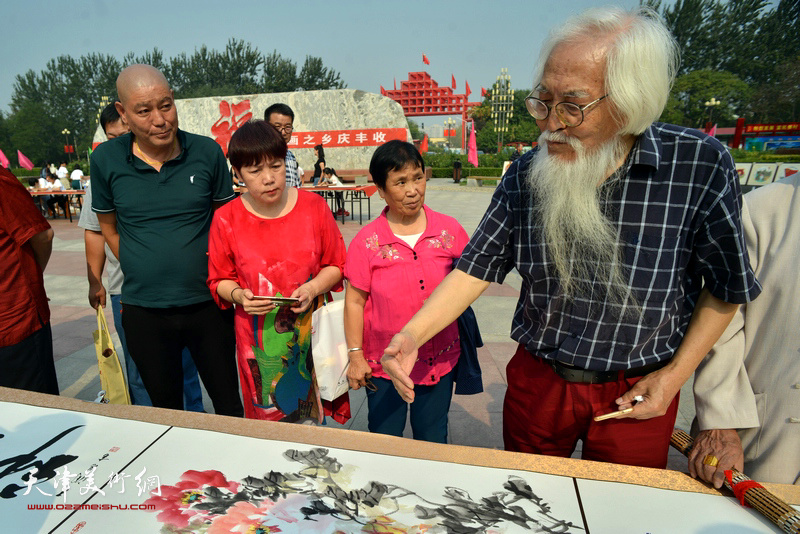 李庆增在书画长卷创作现场。