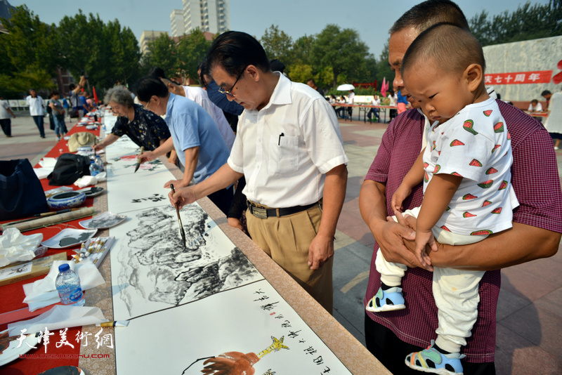 刘土岭在书画长卷创作现场。