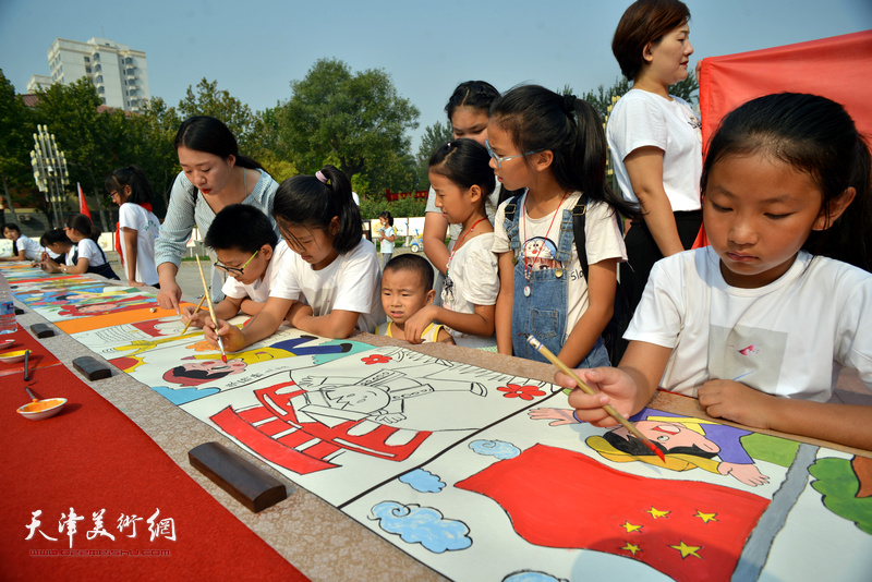 十月书画院小学员及家长创作“爱祖国，庆丰收”为主题的20米长卷。