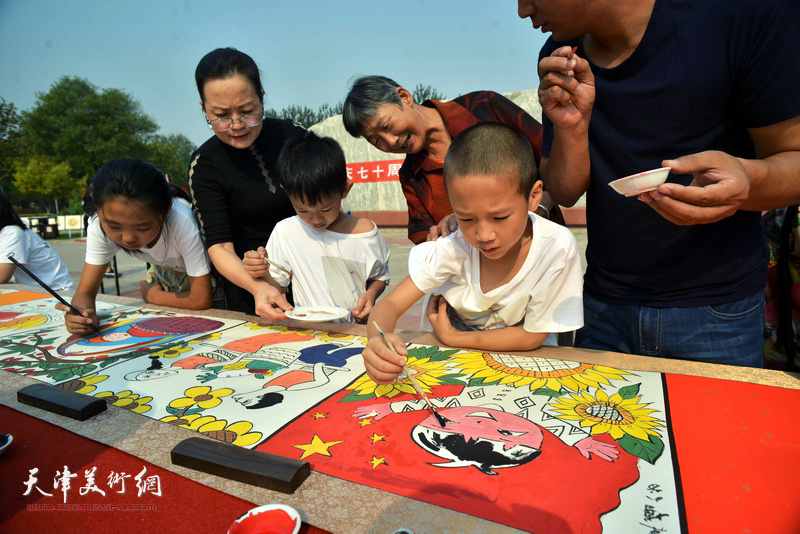 十月书画院小学员及家长创作“爱祖国，庆丰收”为主题的20米长卷。