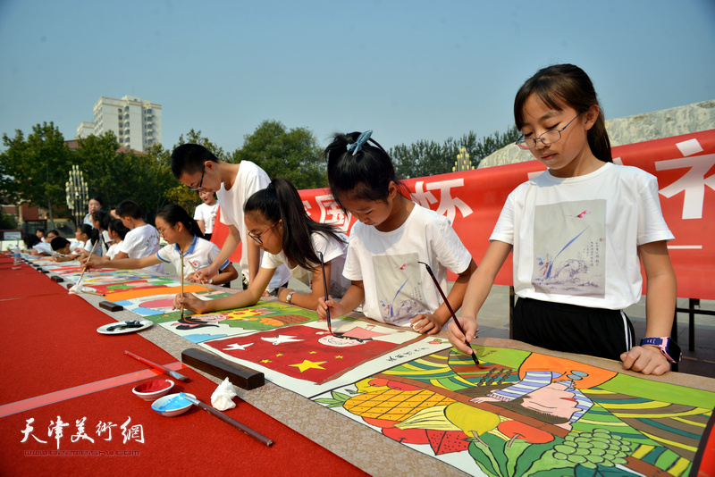 十月书画院小学员及家长创作“爱祖国，庆丰收”为主题的20米长卷。