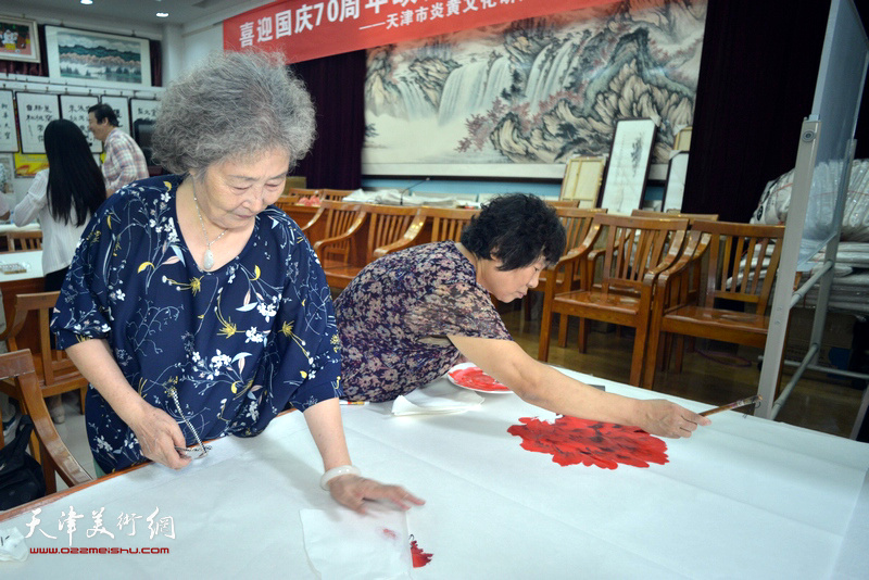 刘秀芝、李永琴在十月书画院笔会交流活动现场。