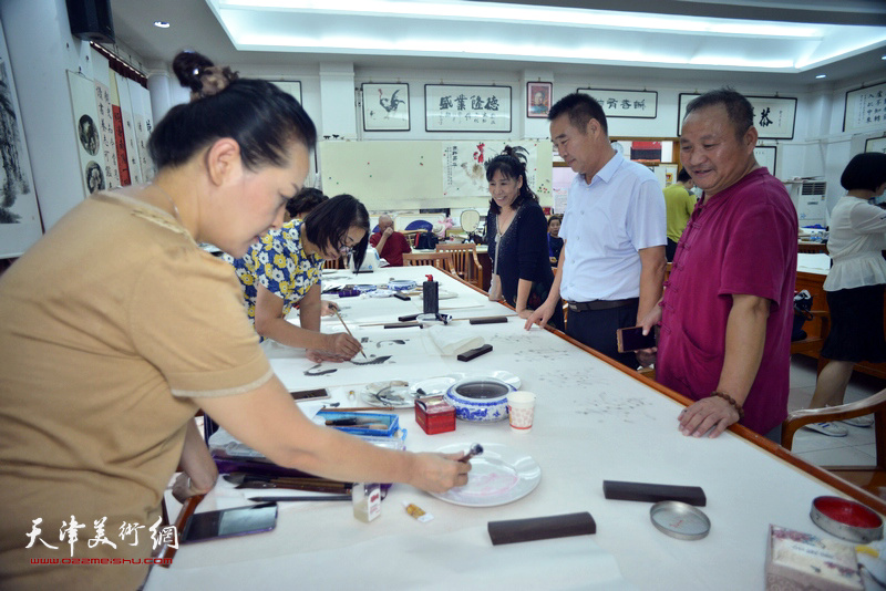 张静、肖英隽、陈子有、陈子文在十月书画院笔会交流活动现场。