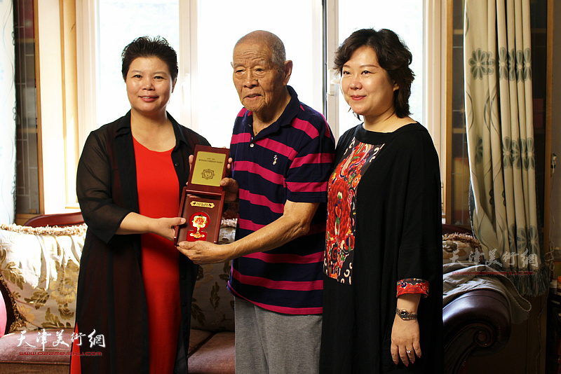 津门画坛耆宿张锡武先生荣获“庆祝中华人民共和国成立70周年”纪念章
