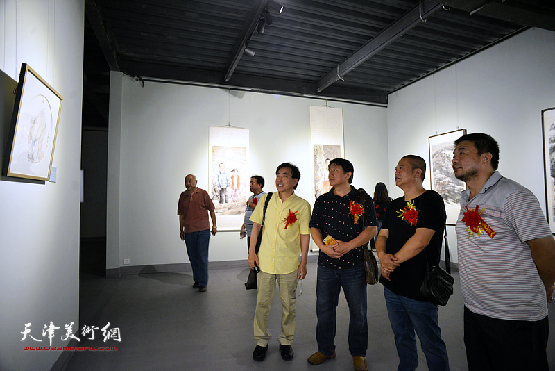 王文元、主云龙、张玉忠、田军在展览现场观看展品。
