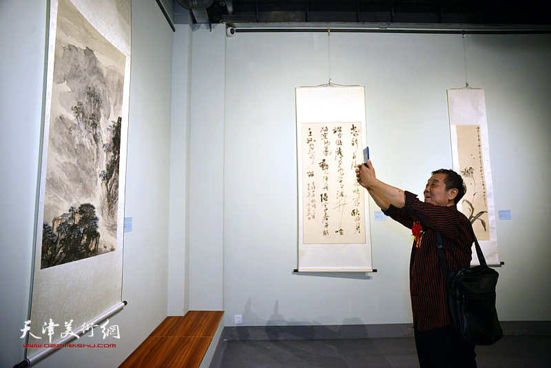 李大为在展览现场。