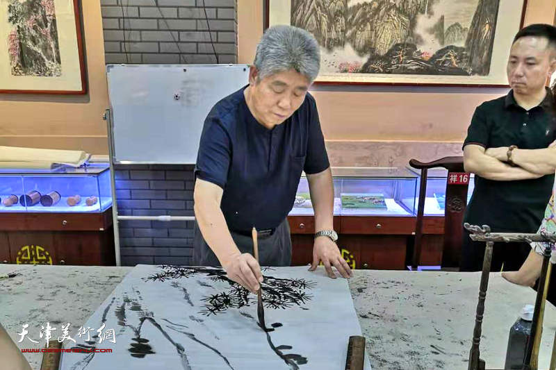 庆祝新中国成立70周年 著名山水画家高杰中国画精品展在沧州市雨来轩开展